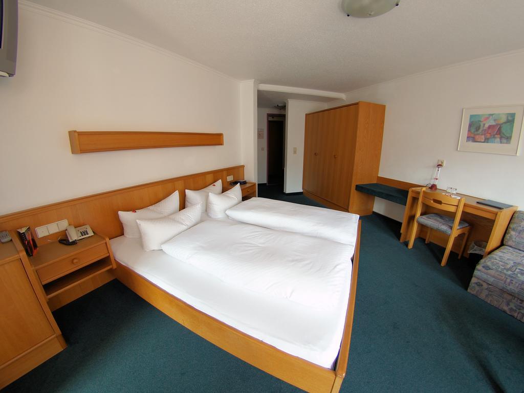 ארצל אים פלאצטל Hotel Montana חדר תמונה